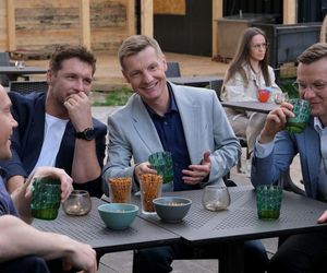 M jak miłość, odcinek 1887: Marcin (Mikołaj Roznerski), Olek (Maurycy Popiel), Jakub Karski (Krzysztof Kwiatkowski), Piotrek (Marcin Mroczek), Paweł (Rafał Mroczek)