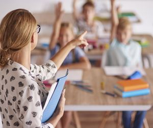 Pięć nietypowych prezentów na Dzień Nauczyciela. AI podpowiada, co warto kupić profesorowi