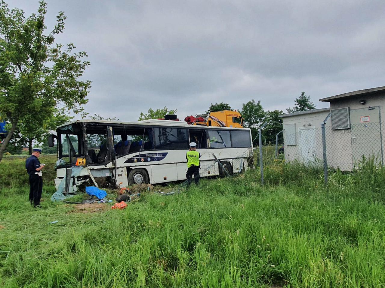 Koszmarny wypadek w Jełowej pod Opolem! Autokar z dziećmi w rowie. Ranni w szpitalu! Najgorzej jest z kierowcą [AKTUALIZACJA]
