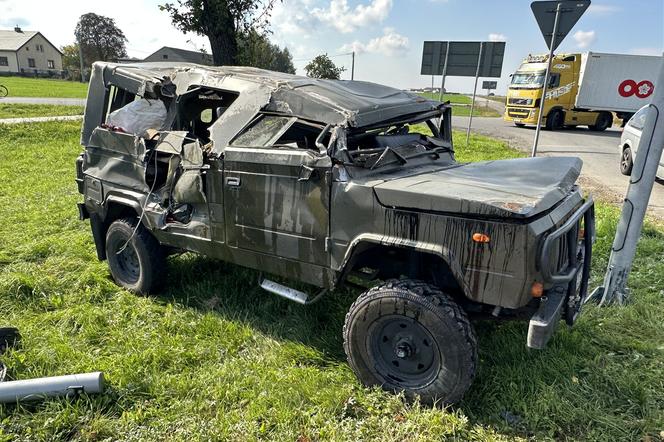 Wojskowe auto wylądowało na dachu. Ranny 34-latek