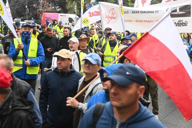 Górnicy i energetycy przed siedzibą MAP w Warszawie 