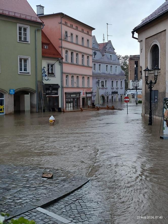 Krytyczna sytuacja w Kłodzku. "Okropnie leje, ulice i domy zalane, potrzebujemy pomocy"