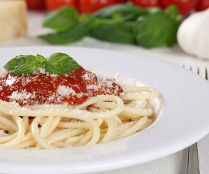 Spaghetti napoli - przepis na klasyczny prosty sos do spaghetti