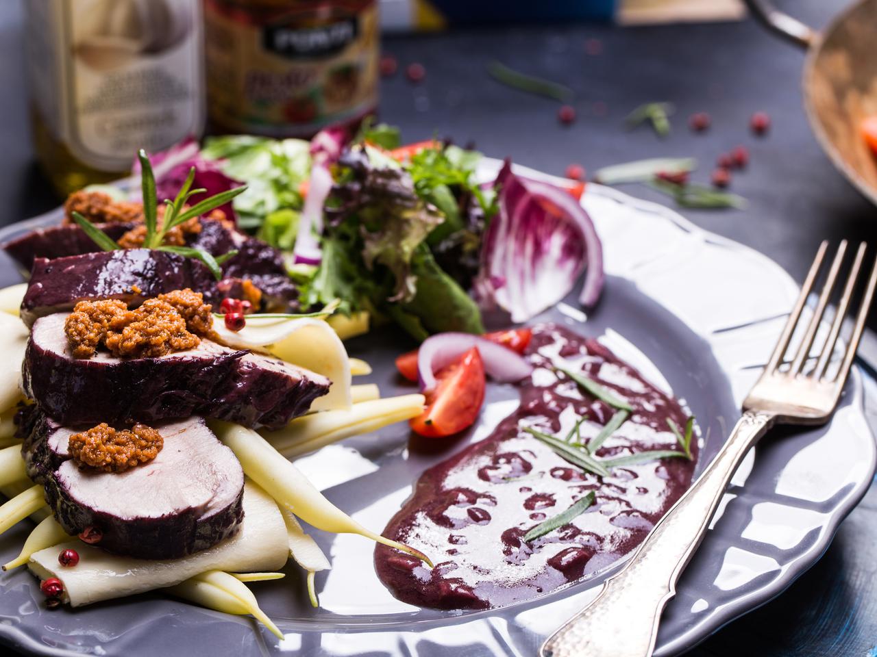 Polędwica w winie, na płatach lasagne z pesto - przepis