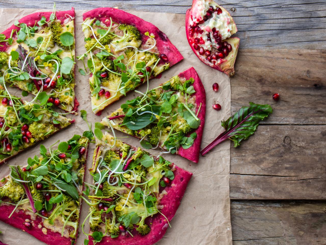 Różowa pizza z sokiem z buraków - kapitalny przepis na wiosnę