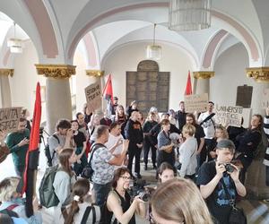 Protest studentów przed rektoratem UAM