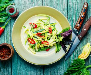 Surówka z cukinii do obiadu: łatwy przepis na świeżą sałatkę