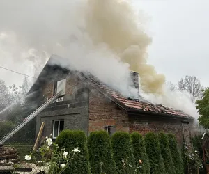 Pożar w Bulowicach w powiecie oświęcimskim. Strażacy walczyli z ogniem na ul. Stara Droga