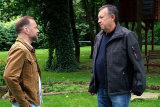 Barwy szczęścia odc. 1952. Zdzisio (Zbigniew Buczkowski), Kazik (Grzegorz Mielczarek) 