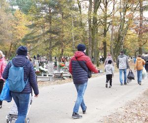 Tłumy na cmentarzu na Miłostowie