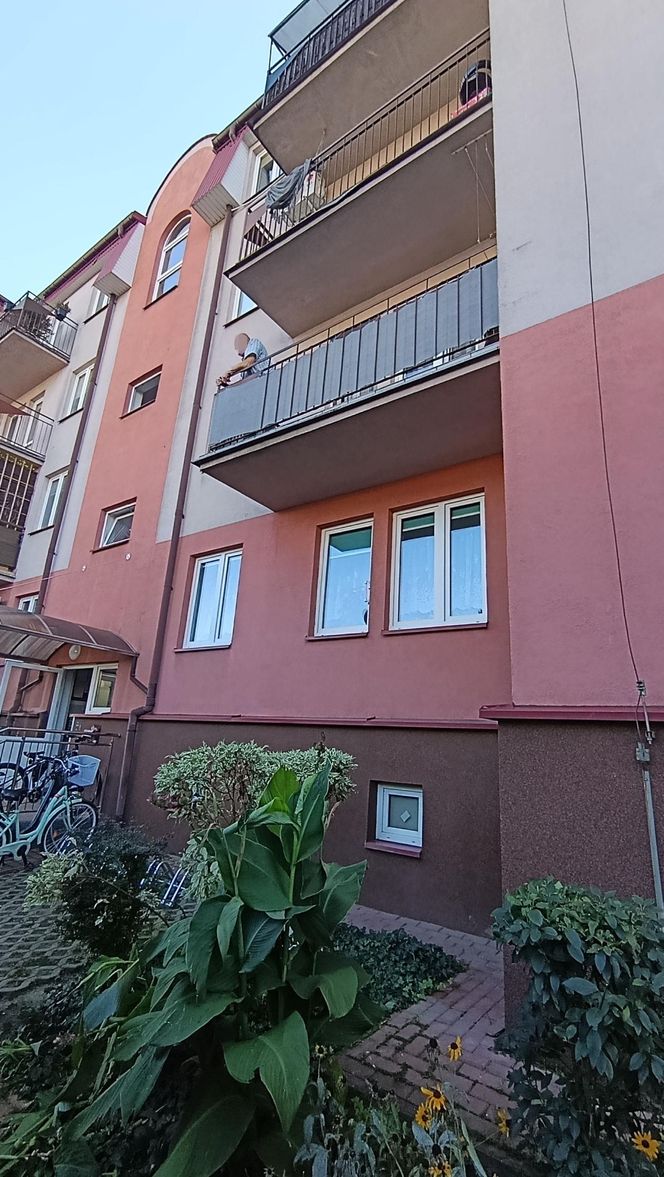 Niewiarygodne! 22-latek skoczył z drugiego piętra i uciekł do mieszkania. Co się stało w Siedlcach?