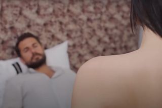 Bahar zaciągnie pijanego Kuzeya do łóżka.