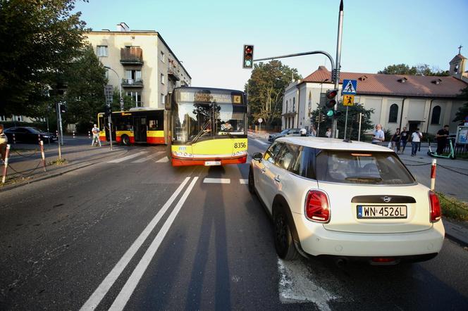 Pasażerowie komunikacji w Warszawie wściekli jak nigdy. 100 minut w korku. Wszystko stoi