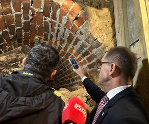 Pierwsze odkrycia w tajemniczej krypcie w Kazimierzu Biskupim