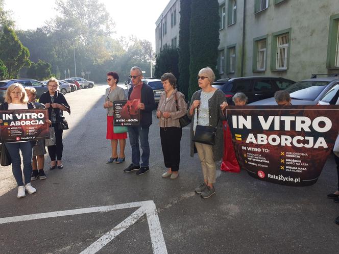 "IN VITRO = SIĘ ABORCJA". Pikieta przed Urzędem Miejskim w Starachowicach