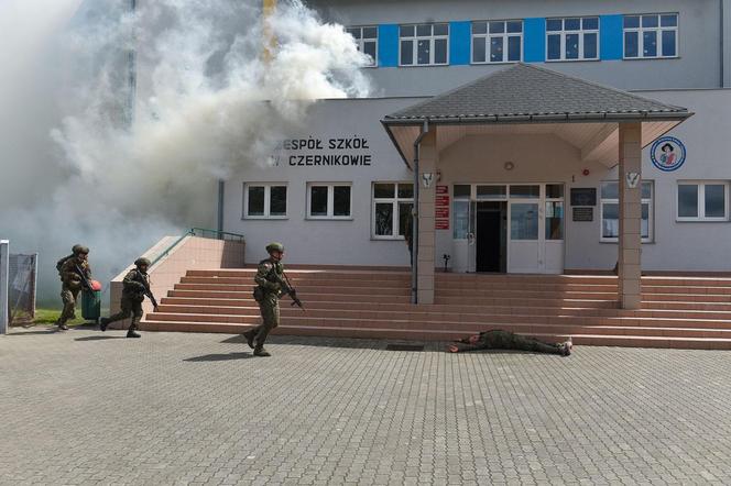 Efektowne ćwiczenia WOT w Czernikowie pod Toruniem. Scenariusz zakładał atak przeciwnika na szkołę z kilkudziesięcioma uczniami