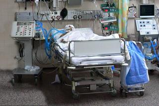 Koszmarny wypadek 69-letniego emeryta z Siedlec. Odśnieżał dach spadł z drabiny zmarł w szpitalu. 