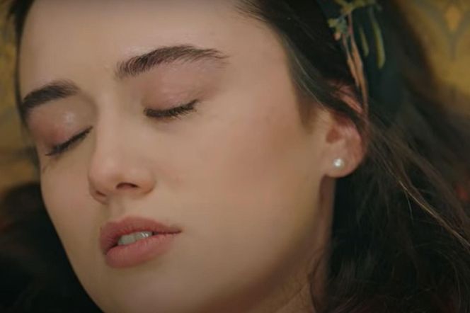 Nagle Zeynep traci przytomność, a sceny zwalniają 