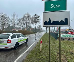 Huk, chaos i... pusta kasa! Złodzieje wysadzili bankomat i uciekli bez łupu!