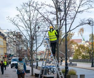Montaż świątecznej iluminacji w Warszawie