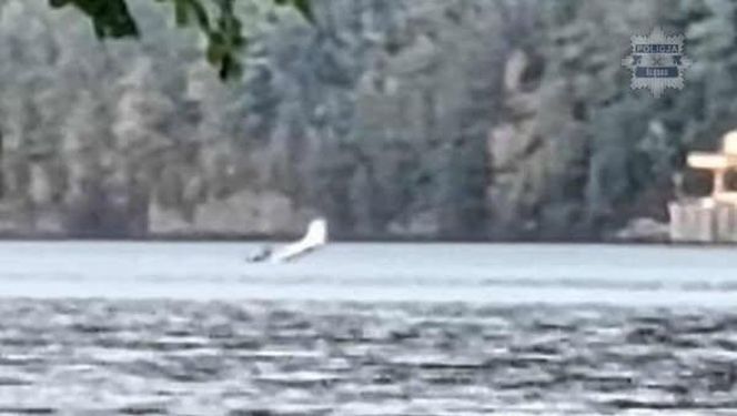 Awionetka runęła do jeziora Międzybrodzkiego. Wiemy, co z pilotem! [ZDJĘCIA]