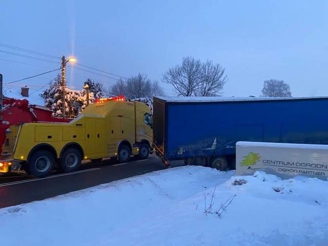 Ciężarówka wylądowała w rowie. Trudny poranek na krakowskich drogach