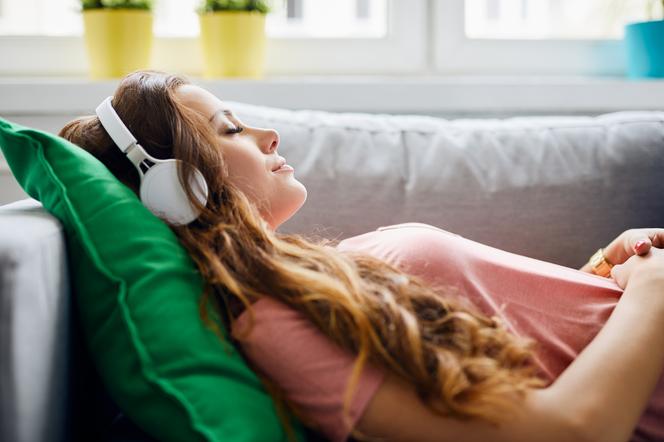 Kobieta śpi słuchając muzyki
