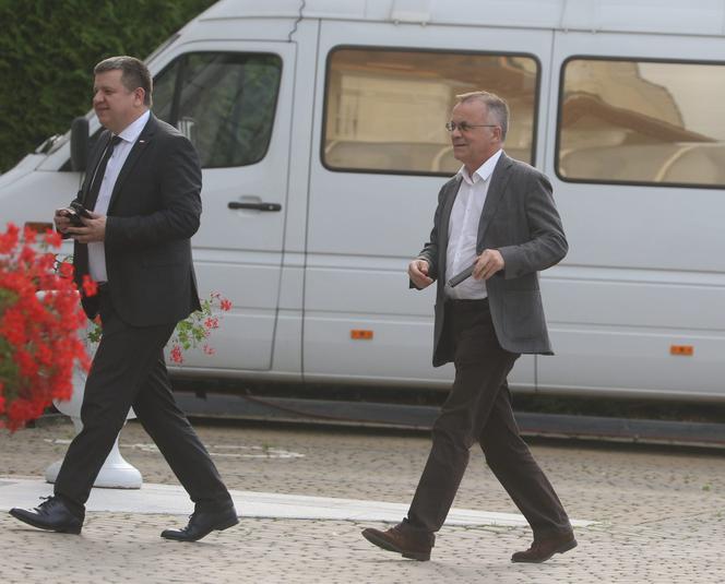 Wyjazd parlamentarzystów PiS na naradę do hotelu w Ożarowie Mazowieckim