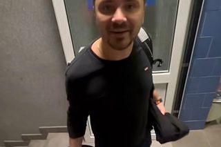 Daniel Martyniuk uczy syna pływać