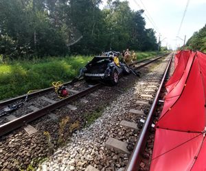 Osobówka wjechała pod pociąg w Wielkopolsce. Cztery osoby nie żyją!