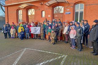 Podopieczni koła Iskierka podczas akcji Paczka dla Bohatera 