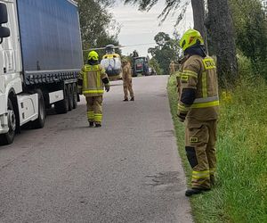 Samochód z czteroosobową rodziną uderzył w drzewo. Tragiczny wypadek na trasie Górowo Iławeckie – Kamińsk