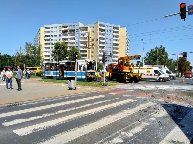 Tramwaj zderzył się z ciężarówką. Ranni pasażerowie i motorniczy!