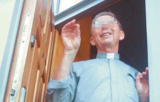 Ksiądz wykopał babcię z grobu