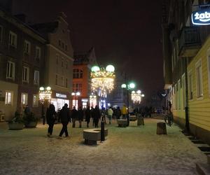 Świąteczne iluminacje w Olsztynie zachwycają. Prawdziwą „gwiazdą” jest choinka na starówce [ZDJĘCIA]