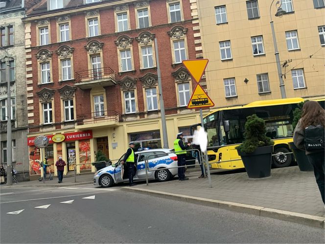 Groźna kolizja w Katowicach. Autobus zderzył się z tramwajem. Ruch tramwajowy został wstrzymany