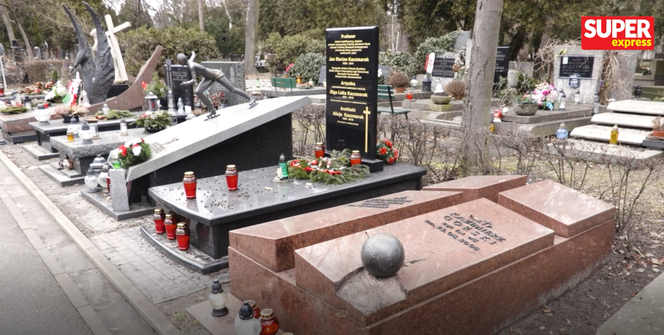 Kilka zniczy przy grobie Kazimierza Górskiego