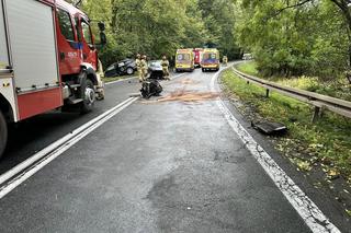 Silnik na środku drogi i dwa rozbite samochody. Cztery osoby ranne 