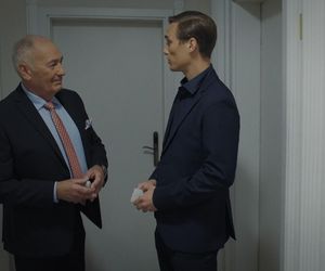 M jak miłość, odcinek 1884. Olek (Maurycy Popiel), Jerzy Argasiński (Karol Strasburger)