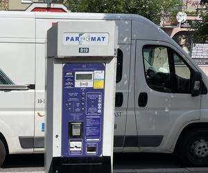 Nietypowy pomysł poetów z Nowego Sącza. Stary parkomat chcą zamienić w „poezjomat”.