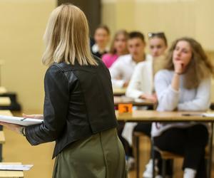 Nauczyciele nie chcą sprawdzać matur 2023. CKE wysyłają im SMSy z zaproszeniami!