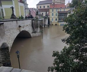 Krytyczna sytuacja w Kłodzku. Okropnie leje, ulice i domy zalane, potrzebujemy pomocy