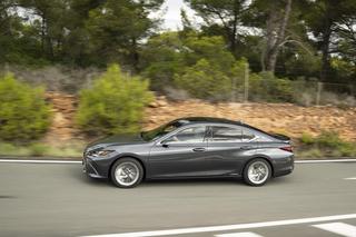 Obajtek i Lexus ES 300h