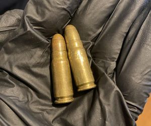 Schował się pod materacem w dziecięcym pokoju. Miał broń i narkotyki. 33-latek usłyszał zarzuty