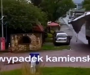 Pas od tira uderzył kobietę prosto w głowę. Wszystko widać na nagraniu
