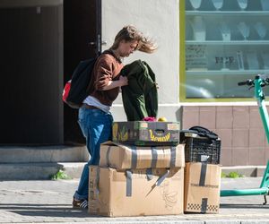 Damięcki i Schejbal wiją wspólne gniazdko? Noszą ciężkie kartony