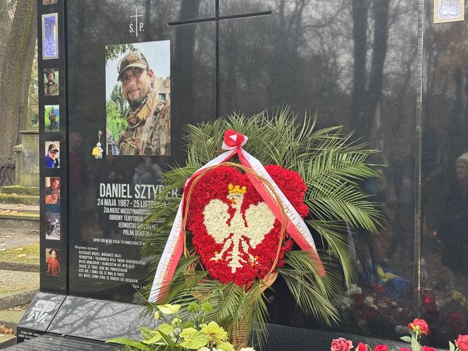 Tak wygląda grób Daniela Sztybera w Święto Zmarłych. Polski żołnierz oddał życie za Ukrainę