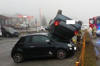 Nieprawdopodobny wypadek na Zakopiance. Osobowy renault wylądował na dwóch innych pojazdach [ZDJĘCIA]
