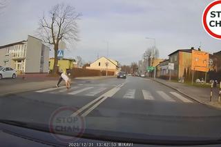 Szok. To co zrobił pieszy zaskoczyło kierowców. Na koniec były brawa.