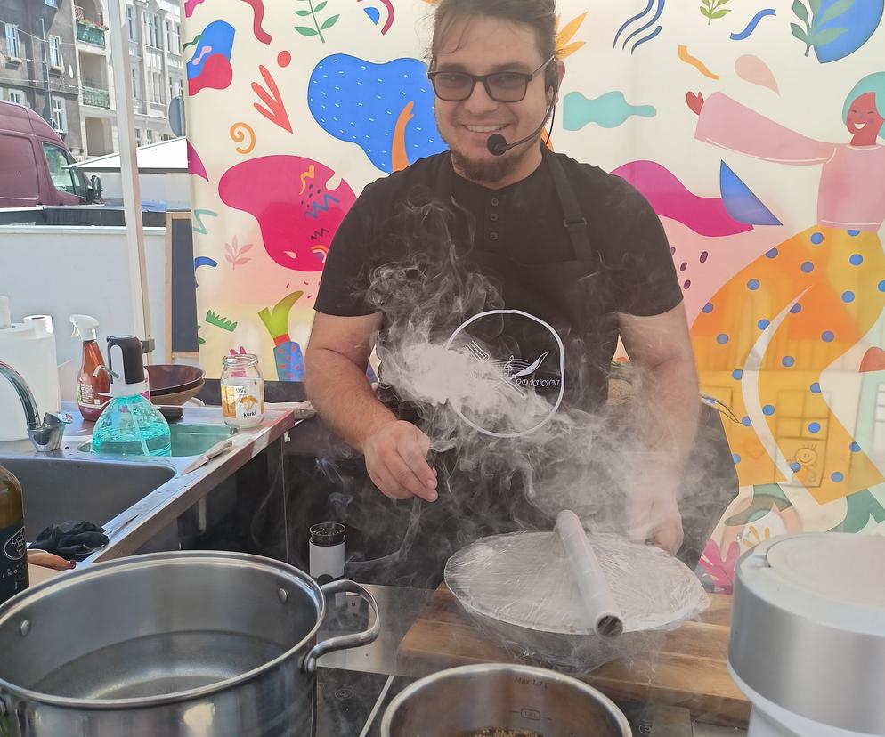 Live Cooking z Bartoszem Nowakiem na rynku Jeżyckim